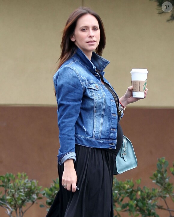 Jennifer Love Hewitt, enceinte, dit au revoir à son fiancé Brian Hallisay avant de se rendre au Starbucks à Los Angeles, le 9 août 2013.
