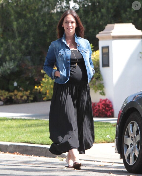 Jennifer Love Hewitt, enceinte, dit au revoir à son fiancé Brian Hallisay avant de se rendre au Starbucks à Los Angeles, le 9 août 2013.
