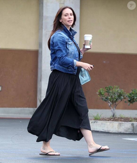 Jennifer Love Hewitt, enceinte, dit au revoir à son fiancé Brian Hallisay avant de se rendre au Starbucks à Los Angeles, le 9 août 2013.