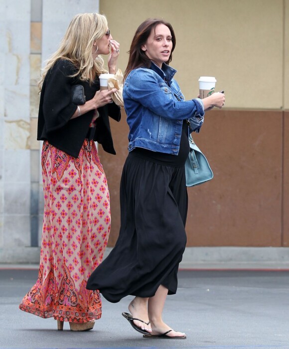 L'actrice Jennifer Love Hewitt, enceinte, dit au revoir à son fiancé Brian Hallisay avant de se rendre au Starbucks à Los Angeles, le 9 août 2013.