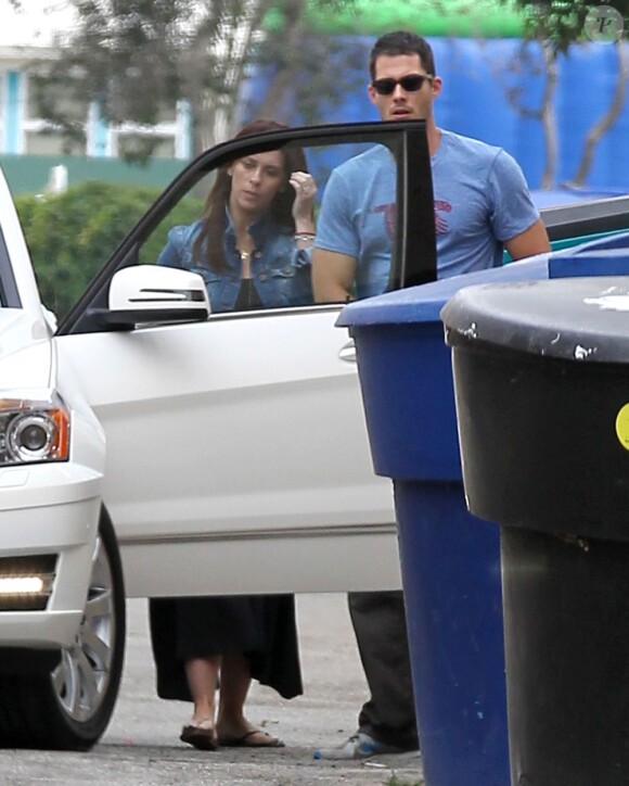 Jennifer Love Hewitt, enceinte, dit au revoir à son fiancé Brian Hallisay avant de se rendre au Starbucks à Los Angeles, le 9 août 2013.