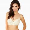 La sexy Emily Ratajkowski pose pour la marque de lingerie Nasty Gal.