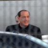 Silvio Berlusconi a débarqué en Sardaigne avec le sourire et en compagnie de deux jeunes femmes, le 3 août 2013