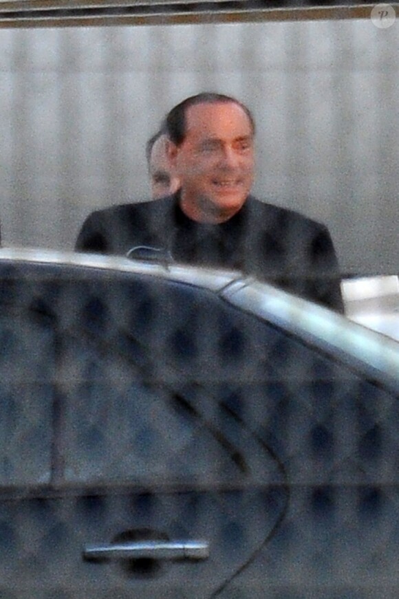 Silvio Berlusconi a débarqué en Sardaigne avec le sourire et en compagnie de deux jeunes femmes, le 3 août 2013
