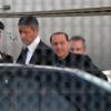 Silvio Berlusconi a débarqué en Sardaigne avec le sourire et en compagnie de deux jeunes femmes, le 3 août 2013
