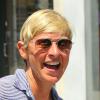 Ellen DeGeneres s'amuse à la sortie d'un magasin à West Hollywood, le 10 août 2013.
