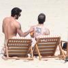 Marc Jacobs et son amoureux Harry Louis à la plage à Rio de Janeiro, le 11 avril 2013.