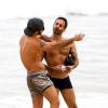 Marc Jacobs et Harry Louis, un couple démonstratif sur une plage d'Ipanema à Rio de Janeiro. Le 10 avril 2013.