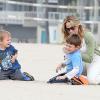 La chanteuse Sheryl Crow emmène ses deux enfants Levi et Wyatt à la plage à Venice, le 23 janvier 2013.