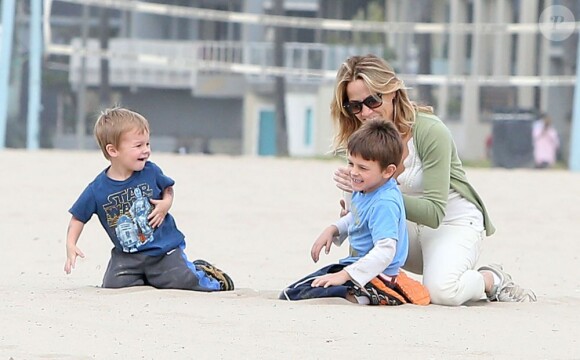 La chanteuse Sheryl Crow emmène ses deux enfants Levi et Wyatt à la plage à Venice, le 23 janvier 2013.