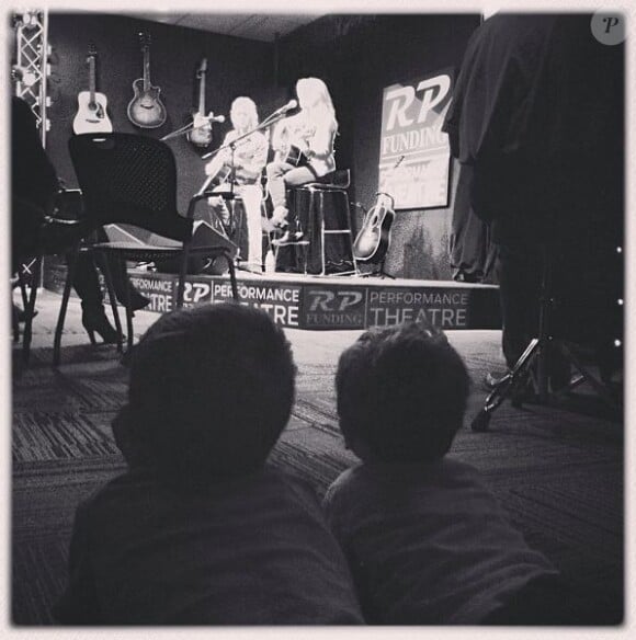 Sheryl Crow donne un petit concert face à ses enfants Levi et Wyatt, le 14 mars 2013.
