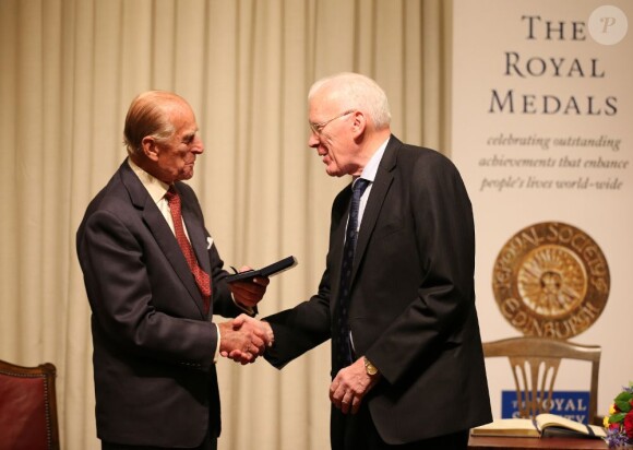 Le prince Philip, duc d'Edimbourg, lors d'une remise de médailles à la Royal Society of Edinburgh le 12 août 2013, deux mois après son hospitalisation pour une chirurgie abdominale.