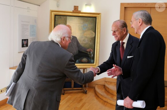 Le prince Philip, duc d'Edimbourg, lors d'une remise de médailles à la Royal Society of Edinburgh le 12 août 2013, deux mois après son hospitalisation pour une chirurgie abdominale.