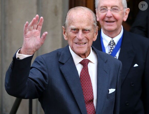 Le prince Philip, époux de la reine Elizabeth II, lors d'une remise de médailles à la Royal Society of Edinburgh le 12 août 2013, deux mois après son hospitalisation pour une chirurgie abdominale.