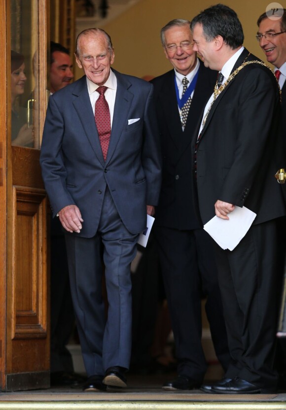 Le prince Philip, duc d'Edimbourg, lors d'une remise de médailles à la Royal Society of Edinburgh le 12 août 2013, deux mois après son hospitalisation pour une chirurgie abdominale.