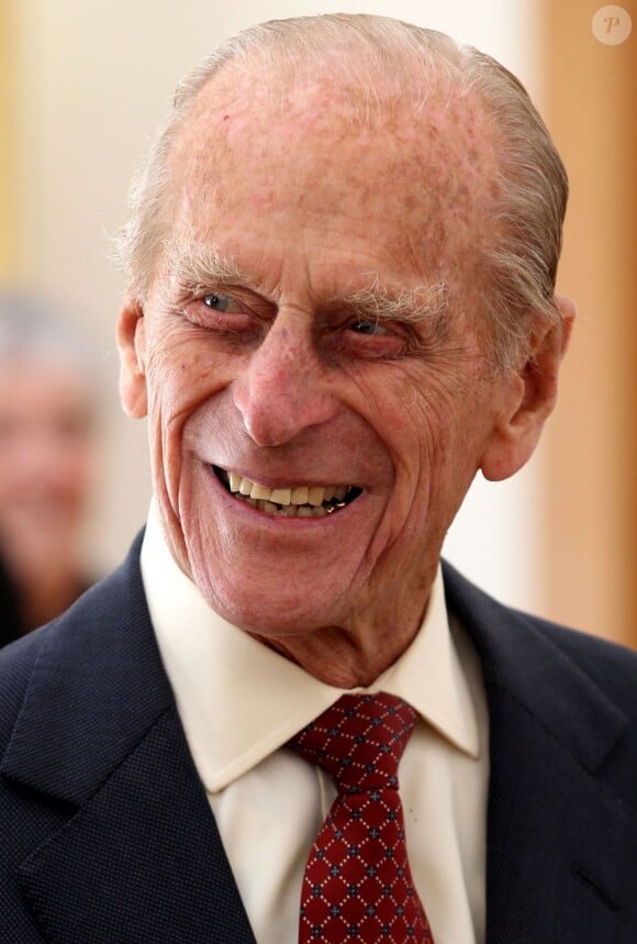 Le prince Philip, duc d'Edimbourg, le 12 août 2013 lors d'une remise de médailles à la Royal Society of Edinburgh, son premier engagement officiel deux mois après son hospitalisation pour une chirurgie abdominale.