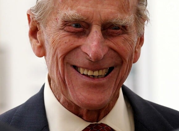 Le prince Philip, duc d'Edimbourg, le 12 août 2013 lors d'une remise de médailles à la Royal Society of Edinburgh, son premier engagement officiel deux mois après son hospitalisation pour une chirurgie abdominale.