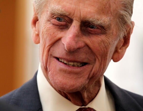 Le prince Philip, duc d'Edimbourg, le 12 août 2013 lors d'une remise de médailles à la Royal Society of Edinburgh, son premier engagement officiel deux mois après son hospitalisation pour une chirurgie abdominale.