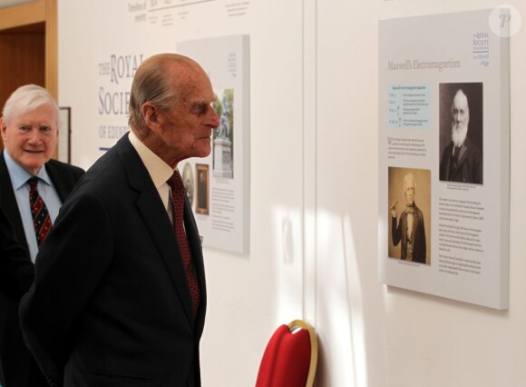 Le prince Philip, duc d'Edimbourg, le 12 août 2013 lors d'une remise de médailles à la Royal Society of Edinburgh, son premier engagement officiel deux mois après son hospitalisation pour une chirurgie abdominale.