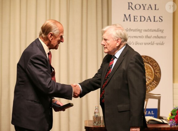 Le prince Philip, duc d'Edimbourg, le 12 août 2013 lors d'une remise de médailles à la Royal Society of Edinburgh, son premier engagement officiel deux mois après son hospitalisation pour une chirurgie abdominale.