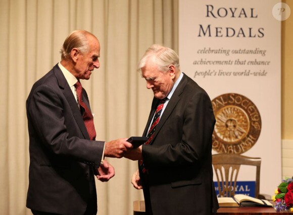 Le prince Philip le 12 août 2013 lors d'une remise de médailles à la Royal Society of Edinburgh, son premier engagement officiel deux mois après son hospitalisation pour une chirurgie abdominale.