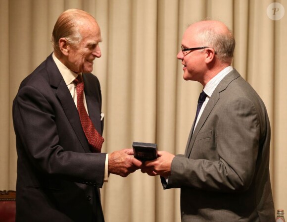 Le prince Philip, duc d'Edimbourg, le 12 août 2013 lors d'une remise de médailles à la Royal Society of Edinburgh, son premier engagement officiel deux mois après son hospitalisation pour une chirurgie abdominale.