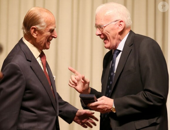 Le prince Philip, duc d'Edimbourg, le 12 août 2013 lors d'une remise de médailles à la Royal Society of Edinburgh, son premier engagement officiel deux mois après son hospitalisation pour une chirurgie abdominale.