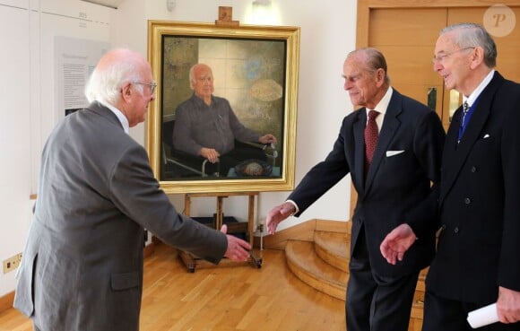 Le prince Philip, mari de la reine Elizabeth II, le 12 août 2013 lors d'une remise de médailles à la Royal Society of Edinburgh, son premier engagement officiel deux mois après son hospitalisation pour une chirurgie abdominale.