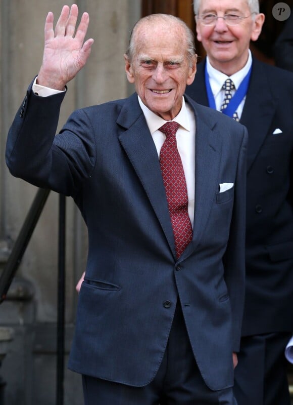 Le prince Philip, duc d'Edimbourg, le 12 août 2013 lors d'une remise de médailles à la Royal Society of Edinburgh, son premier engagement officiel deux mois après son hospitalisation pour une chirurgie abdominale.