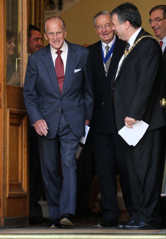 Le prince Philip, duc d'Edimbourg, le 12 août 2013 lors d'une remise de médailles à la Royal Society of Edinburgh, son premier engagement officiel deux mois après son hospitalisation pour une chirurgie abdominale.