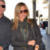 Jennifer Aniston arrive à l'aéroport de Los Angeles, le 12 août 2013.