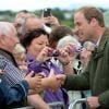 Le prince William salue une foule conquise au show agricole d'Anglesey le 14 août 2013, pour sa première sortie officielle en solo depuis la naissance du prince George de Cambridge. L'occasion de faire ses adieux, très émouvants, à l'île galloise sur laquelle il vivait depuis janvier 2010 et s'était installé avec Kate Middleton...