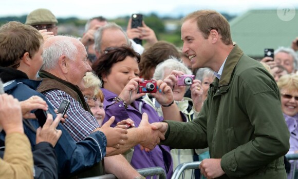 Le prince William salue une foule conquise au show agricole d'Anglesey le 14 août 2013, pour sa première sortie officielle en solo depuis la naissance du prince George de Cambridge. L'occasion de faire ses adieux, très émouvants, à l'île galloise sur laquelle il vivait depuis janvier 2010 et s'était installé avec Kate Middleton...