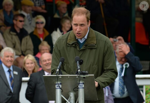 Le prince William en plein discours, émouvant et drôle, au show agricole d'Anglesey le 14 août 2013, pour sa première sortie officielle en solo depuis la naissance du prince George de Cambridge. L'occasion de faire ses adieux, très émouvants, à l'île galloise sur laquelle il vivait depuis janvier 2010 et s'était installé avec Kate Middleton...