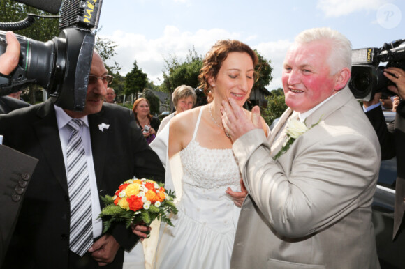 Thierry Olive et son épouse Annie à la mairie de Ver, lors de leur mariage, en septembre 2012.