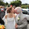 Thierry Olive embrasse son épouse Annie à la mairie de Ver, en septembre 2012.