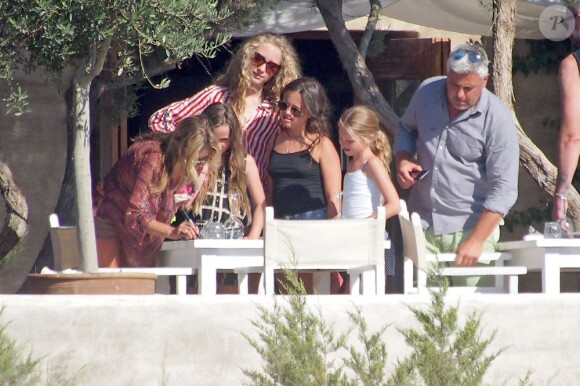 Le top britannique Kate Moss, sa fille Lila et son mari Jamie Hince sont en vacances à Formentera et profitent d'une belle journée pour sortir en mer avec des amis. Le 14 août 2013
Photo exclusive