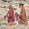 Kate Moss, sa fille Lila et son mari Jamie Hince sont en vacances à Formentera et profitent d'une belle journée pour sortir en mer avec des amis. Le 14 août 2013
Photo exclusive