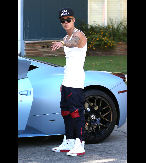 Justin Bieber, si fier de son bolide, à Los Angeles le jeudi 15 août 2013.