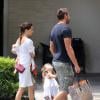 Le top brésilien de 32 ans Adriana Lima, son mari Marko Jaric et leurs filles Valentina et Sienna vont déjeuner au restaurant à Miami, le 15 août 2013.
Photo exclusive