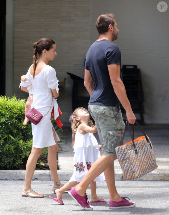 Le top brésilien de 32 ans Adriana Lima, son mari Marko Jaric et leurs filles Valentina et Sienna vont déjeuner au restaurant à Miami, le 15 août 2013.
Photo exclusive