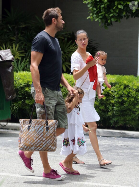 Une belle famille unie ! Adriana Lima, son mari Marko Jaric et leurs filles Valentina et Sienna vont déjeuner au restaurant à Miami, le 15 août 2013.
Photo exclusive