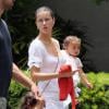 Adriana Lima, son mari Marko Jaric et leurs filles Valentina et Sienna vont déjeuner au restaurant à Miami, le 15 août 2013.
Photo exclusive