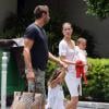 Adriana Lima, son mari Marko Jaric et leurs filles Valentina et Sienna vont déjeuner au restaurant sous le soleil de Miami, le 15 août 2013.
Photo exclusive