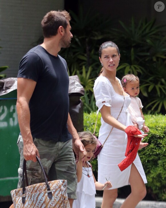 Adriana Lima, son mari Marko Jaric et leurs filles Valentina et Sienna vont déjeuner au restaurant à Miami, le 15 août 2013.
Photo exclusive