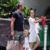 Adriana Lima, son mari Marko Jaric et leurs filles Valentina et Sienna vont déjeuner au restaurant à Miami, le 15 août 2013.
Photo exclusive