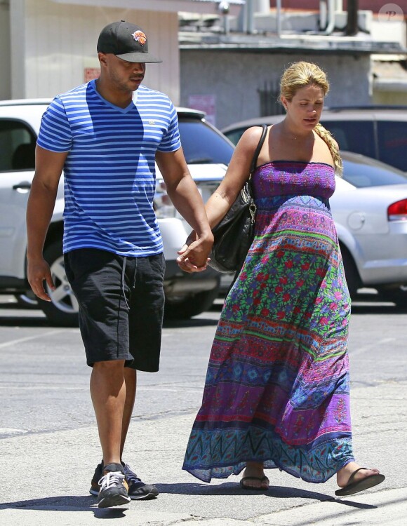 Donald Faison et sa femme CaCee Cobb, enceinte, dans West Hollywood, le 20 mai 2013