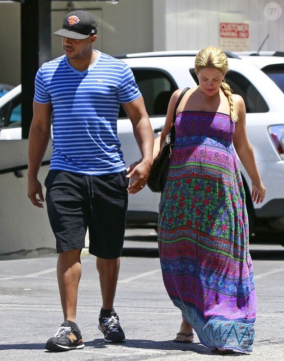 Donald Faison et sa femme CaCee Cobb, enceinte, dans West Hollywood, le 20 mai 2013