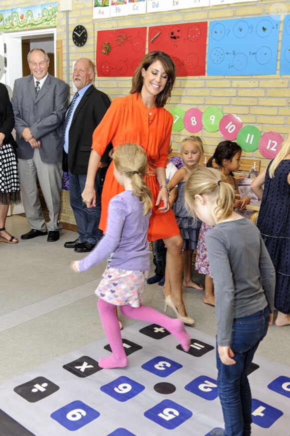 La princesse Mary de Danemark en visite à l'école primaire d'Espergaerde le 16 août 2013, pour voir comment l'établissement a intégré l'informatique à son enseignement.