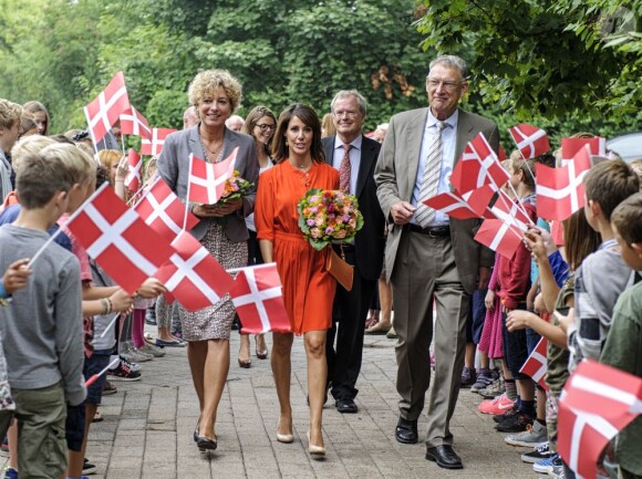 La princesse Mary de Danemark en visite avec la ministre danoise de l'Education Christine Antorini à l'école primaire d'Espergaerde le 16 août 2013, pour voir comment l'établissement a intégré l'informatique à son enseignement.